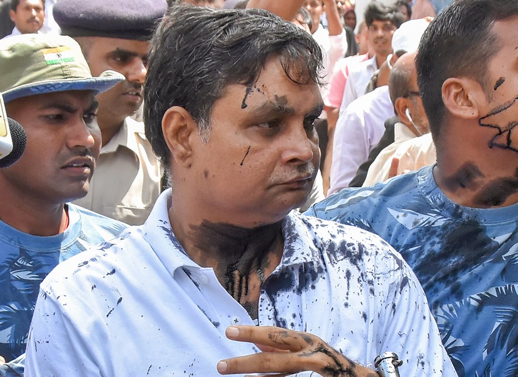 Muzaffarpur: Main accused in the Muzaffarpur shelter home case Brajesh Thakur, after a woman allegedly threw ink on his face while he was being taken to a special POCSO court, in Muzaffarpur on Wednesday, Aug 8, 2018. (PTI Photo) (PTI8_8_2018_000219B)