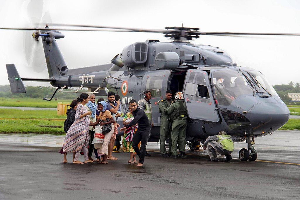 Kochi: Air Force personnel carry out rescue operations at a flood-affected region following heavy monsoon rainfall, in Kochi on Thursday, Aug 16, 2018. (PTI Photo) (PTI8_16_2018_000272B)