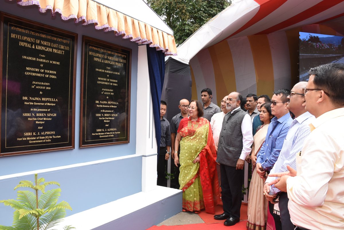 मणिपुर की राज्यपाल नजमा हेपतुल्ला ने इम्फाल में ‘नार्थ ईस्ट सर्किट: इम्फाल और खोनगजोम पर्यटन परियोजना’ का लोकार्पण किया. इस अवसर पर राज्य के मुख्यमंत्री एन. बीरेन सिंह और केंद्रीय पर्यटन मंत्री केजे अल्फोंस भी उपस्थित थे. (फोटो साभार: ट्विटर/@nheptulla)