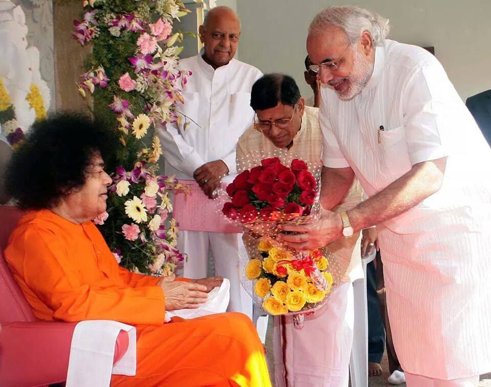 Narender Modi Offering Flowers To Sathya Sai Baba Gurumurthy