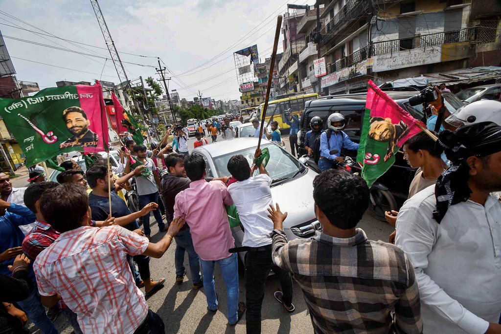 Patna: Jan Adhikar Party supporters vandalise vehicles during 'Bharat Bandh' protest against fuel price hike and depreciation of the rupee, in Patna, Monday, Sept 10, 2018. (PTI Photo)(PTI9_10_2018_000025B)