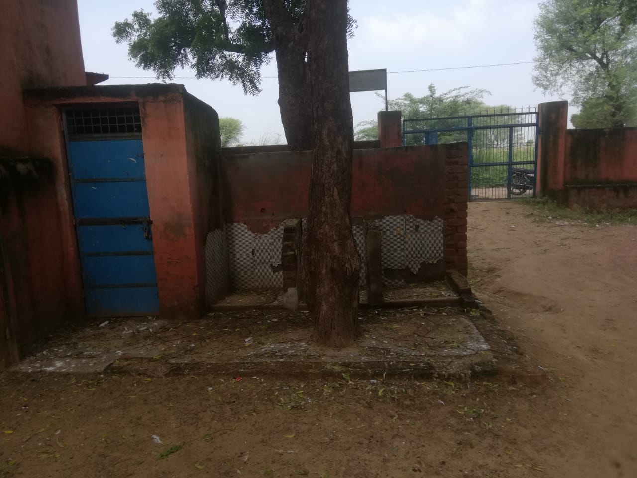 स्कूल में बने शौचालयों पर ताला लटका रहता है. (फोटो: अवधेश आकोदिया/द वायर)