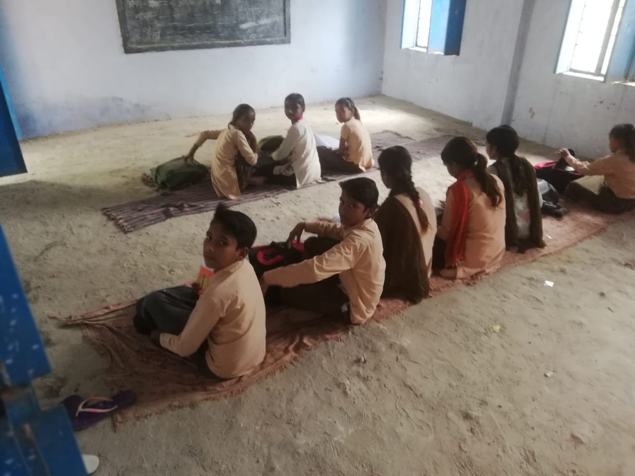 राजस्थान के भरतपुर ज़िले के नंगला धरसोनी गांव में स्थित स्कूल में बच्चों के बैठने के लिए फर्नीचर नहीं है. (फोटो: अवधेश आकोदिया/द वायर)