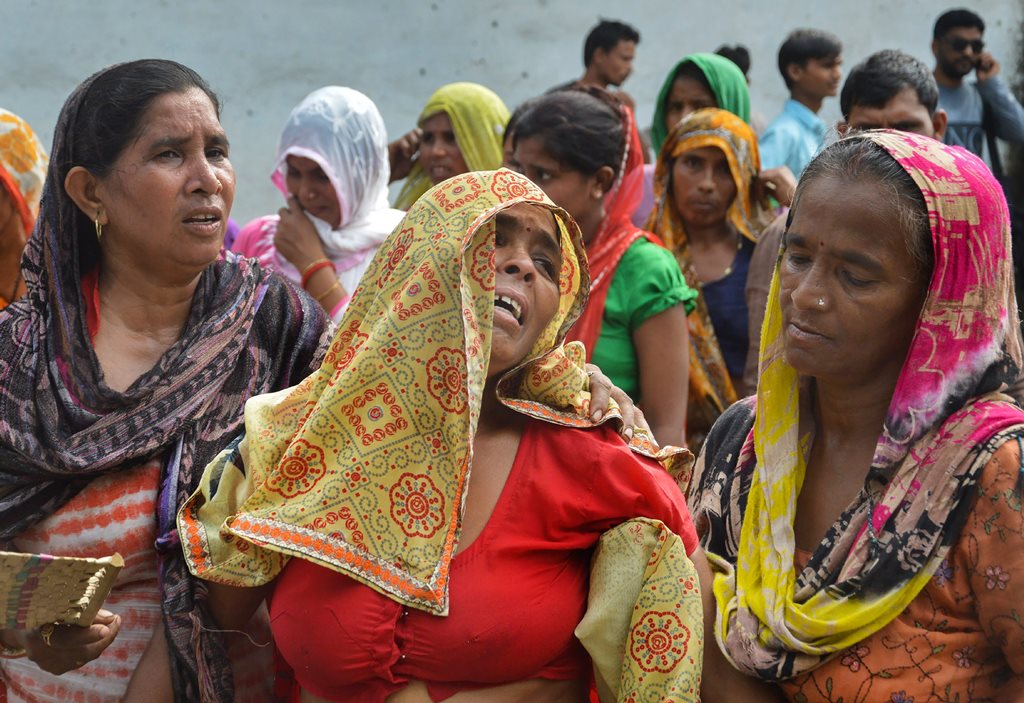 Bijnor: Relatives of the victims mourn after a methane gas boiler tank exploded at a petro-chemical factory killing six workers, in Bijnor, Wednesday, Sep 12, 2018. (PTI Photo)  (PTI9_12_2018_000078B)