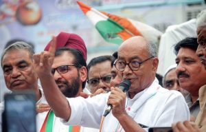 Bhopal: Senior Congress leader Digvijay Singh along with party activists appeal to shopkeepers and public to support Bharat Bandh called by Congress Party in relation to fuel price hike, in Bhopal, Saturday, Sept 8, 2018. (PTI Photo) (PTI9_8_2018_000154B)