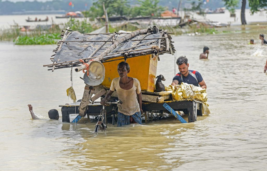 Allahabad: People move their belongings to a secure location as the water level of river Ganga rose creating a flood-like situation, in Allahabad, Tuesday, Sept 4, 2018. (PTI Photo) (PTI9_4_2018_000062A)(PTI9_4_2018_000185B)
