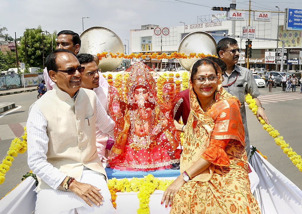 Bhopal: Madhya Pradesh Chief Minister Shivraj Singh Chouhan with his wife Sadhna Singh transport an idol of Lord Ganesh for installation at his residence on the occasion of 'Ganesh Chaturthi', in Bhopal, Thursday, Sept 13, 2018. (PTI Photo)(PTI9_13_2018_000097B)