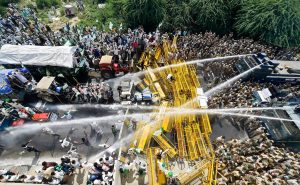 New Delhi: Police use water cannons to disperse farmers protesting at Delhi-UP border during 'Kisan Kranti Padyatra' in New Delhi on Tuesday, Oct 2, 2018. (PTI Photo/Ravi Choudhary)(PTI10_2_2018_000093B)
