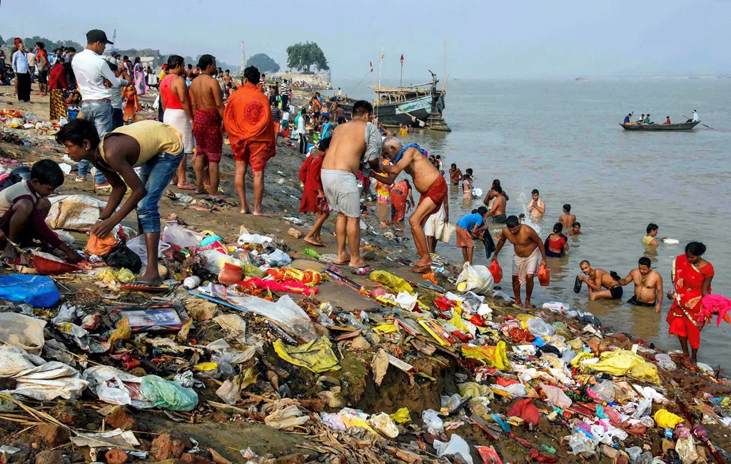 Patna: Devotees take a holy dip in River Ganga on the first day of the Navratri festival in Patna, Wednesday, Oct 10, 2018. (PTI Photo) (PTI10_10_2018_000028B)