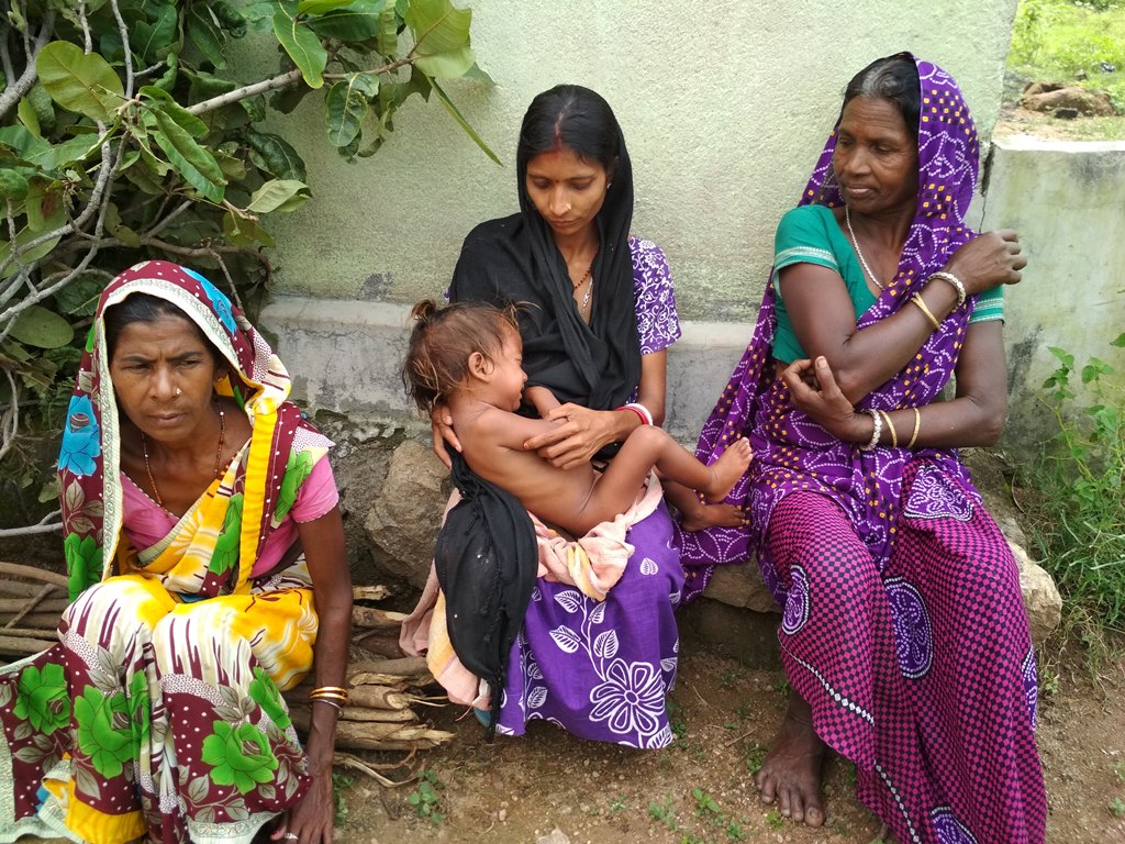 आंगनबाड़ी सेविका पिंकी देवी (बीच में). (फोटो: नीरज सिन्हा/द वायर)