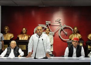 Lucknow: Samajwadi Party founder Mulayam Singh Yadav addresses party workers at a condolence meeting for Congress veteran ND Tiwari at the party office in Lucknow, Friday, Oct 19, 2018. The party chief Akhilesh Yadav is also seen. (PTI Photo) (PTI10_19_2018_000126B)
