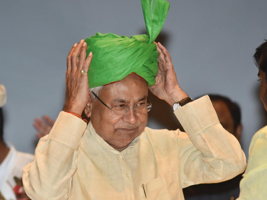 Patna: Bihar Chief Minister Nitish Kumar adjusts the turban during 'Virat Chhatra Sanagam', in Patna, Thursday, Oct 11, 2018. (PTI Photo) (PTI10_11_2018_000050B)