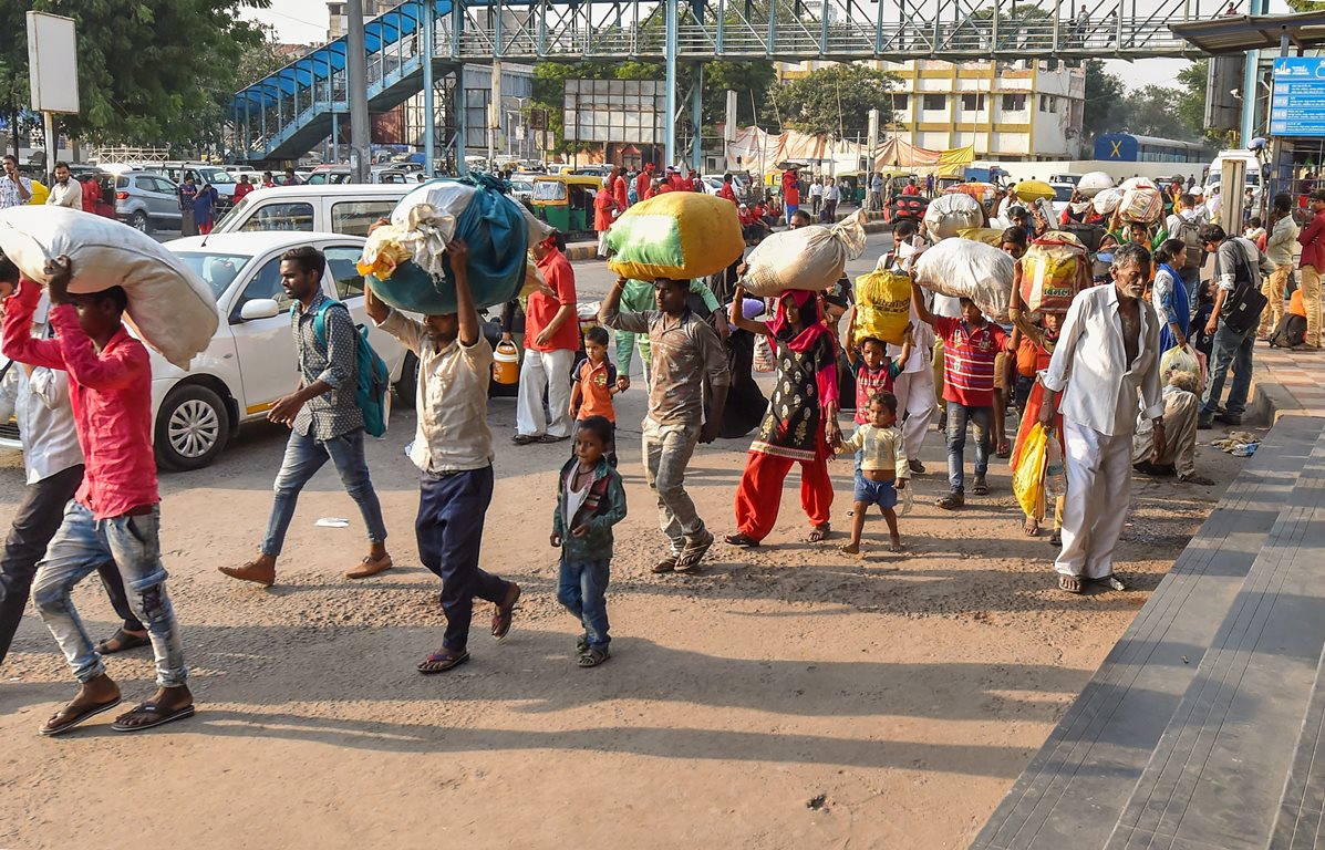 Ahmedabad: Migrant workers from Uttar Pradesh and Bihar leave for their homes in the view of some protests which broke out over the alleged rape of a 14-month-old girl in Ahmedabad, Monday, October 8, 2018. (PTI Photo/Santosh Hirlekar) (PTI10_8_2018_000131B)