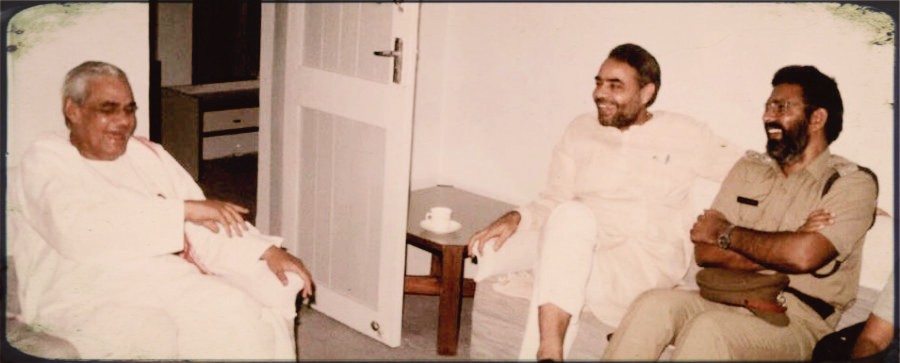 पूर्व प्रधानमंत्री अटल बिहारी वाजपेयी के साथ नरेंद्र मोदी और डीजी वंजारा 