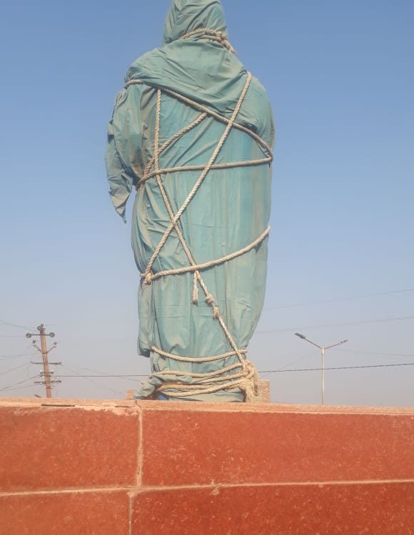 पोकरण स्थित बाबा साहब आंबेडकर की क्षतिग्रस्त मूर्ति. (फोटो: माधव शर्मा/द वायर)