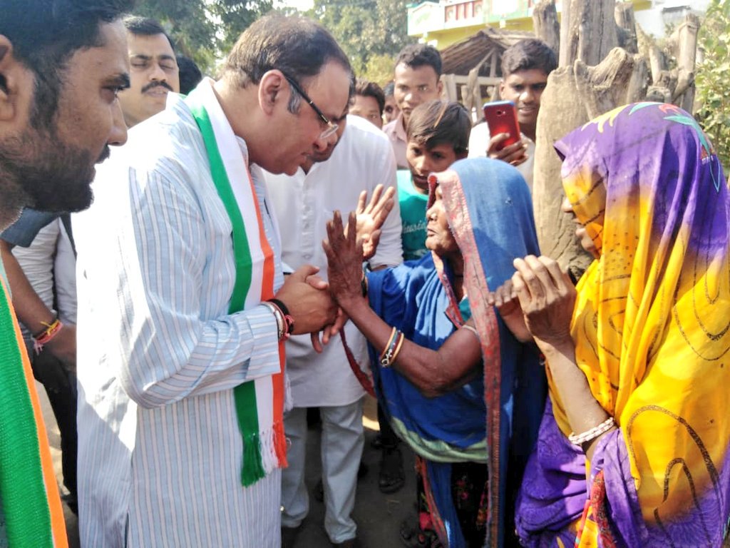 मध्य प्रदेश के बुधनी विधानसभा क्षेत्र के ग्राम घुटवानी में जनसंपर्क के दौरान कांग्रेस नेता अरुण यादव. (फोटो साभार: ट्विटर)