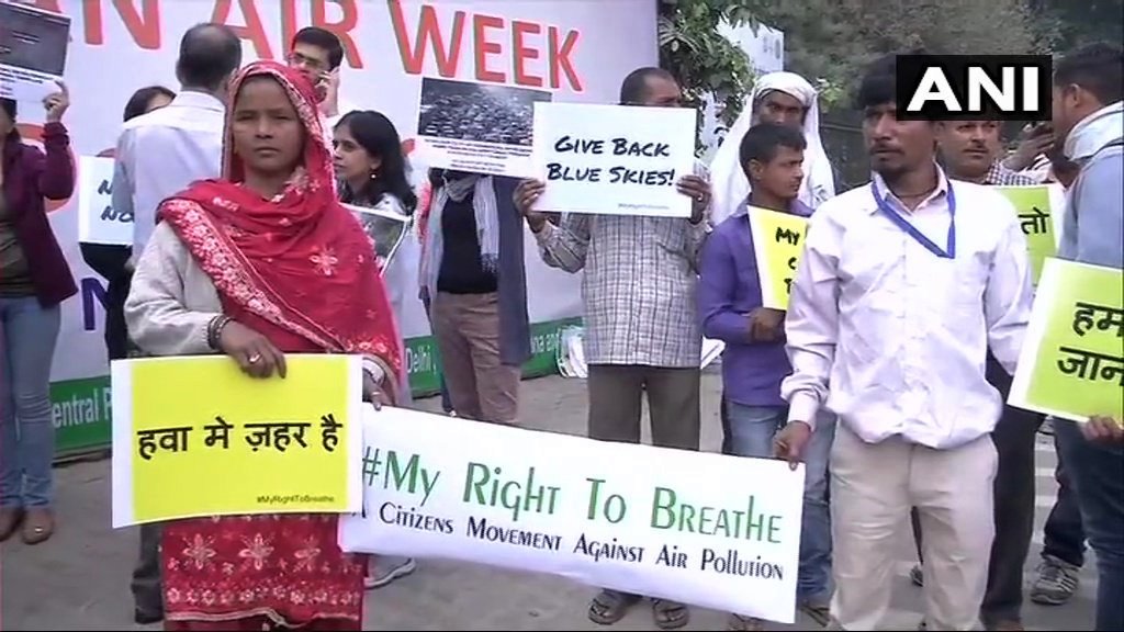 नई दिल्ली स्थित पर्यावरण भवन के बाहर बढ़ते प्रदूषण के ख़िलाफ़ प्रदर्शन करते लोग. (फोटो: पीटीआई)