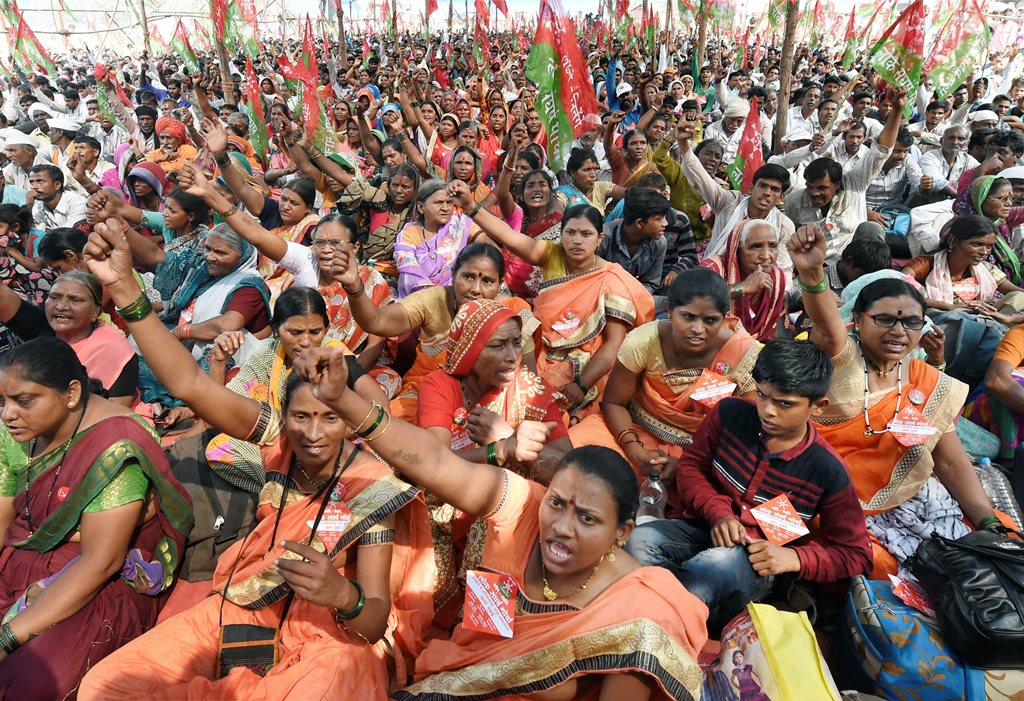 Mumbai: A large number of farmers and tribals take part in a protest rally to push for the their long pending demands including better price for their produce, total waiver of agricultural loans and transfer of forest rights to tribals, in Mumbai, Thursday, November 22, 2018, (PTI Photo/Shashank Parade)  (PTI11_22_2018_000052)