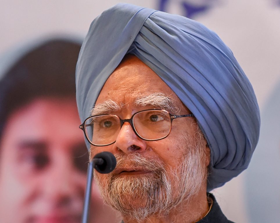 Indore: Former prime minister Manmohan Singh addresses a press conference, in Indore, Wednesday, Nov. 21, 2018. (PTI Photo) (PTI11_21_2018_000089B)