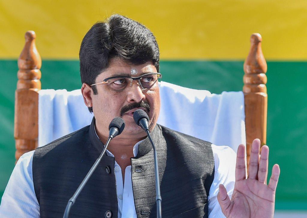 Lucknow: UP Independent MLA Raghuraj Pratap Singh alias Raja Bhaiya announces the formation of a new political party at a press conference, in Lucknow, Friday, Nov. 16, 2018. (PTI Photo/Nand Kumar)(PTI11_16_2018_000045B)