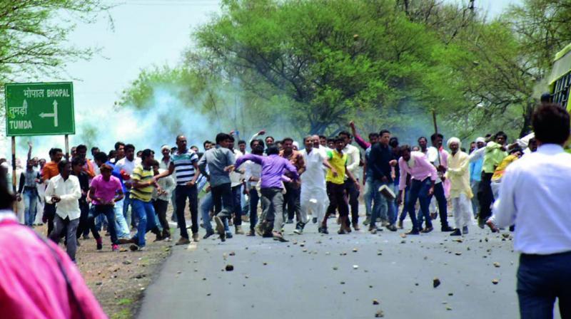 जून 2017 में किसान आंदोलन के दौरान मंदसौर में भड़की हिंसा के बाद राज्य के कई हिस्सों में तनाव फैल गया था (फाइल फोटो: पीटीआई)