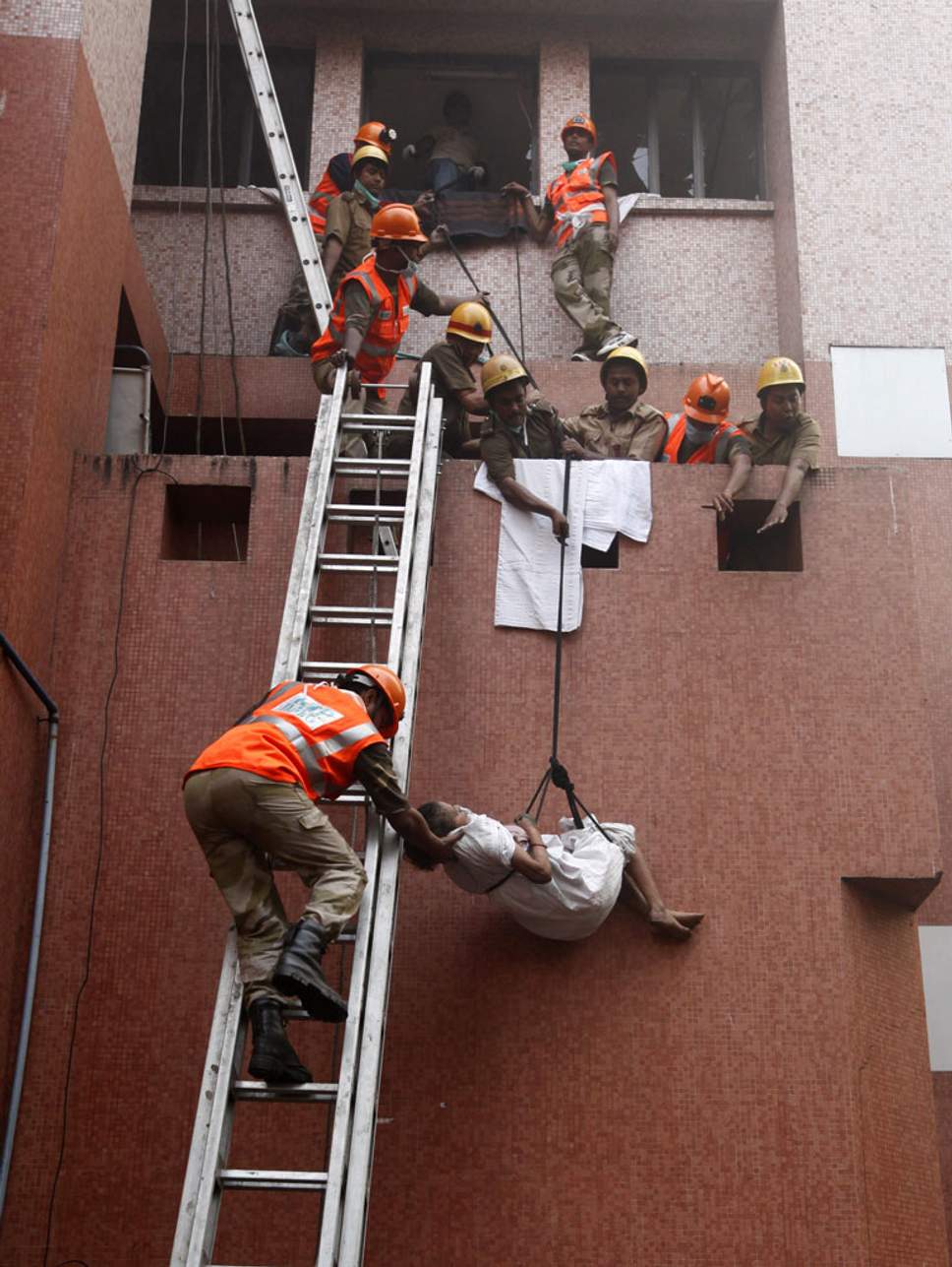 सात साल पहले कोलकाता के आमरी अस्पताल में लगी आग के बाद मरीज़ों को बाहर निकालता बचाव दल. (फाइल फोटो: रॉयटर्स)