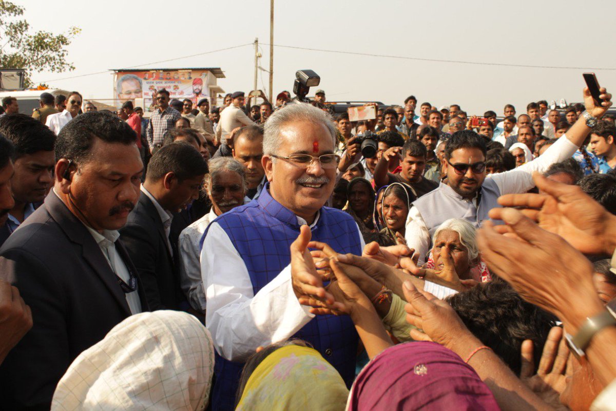 एक चुनावी सभा के दौरान जनता से मिलते मुख्यमंत्री भूपेश बघेल (फोटो साभार: ट्विटर/@BhupeshBaghel9)