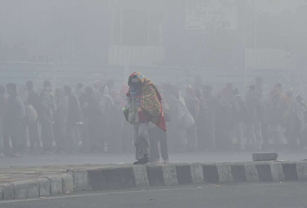 New Delhi: An elderly man wrapped in warm clothes on a cold, foggy morning, in New Delhi, Sunday, Dec. 23, 2018. (PTI Photo/Ravi Choudhary) (PTI12_23_2018_000064)
