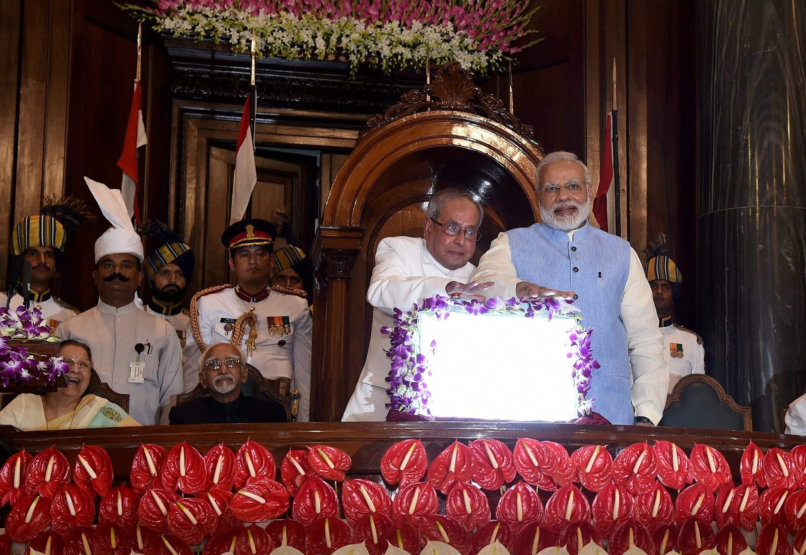 1 जुलाई 2017 को संसद के विशेष सत्र में जीएसटी की शुरुआत करते प्रधानमंत्री नरेंद्र मोदी और तत्कालीन राष्ट्रपति प्रणब मुखर्जी (फोटो: पीटीआई)