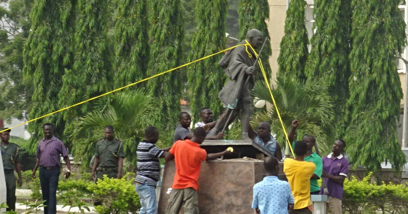 घाना विश्वविद्यालय में लगी महात्मा गांधी की प्रतिमा को हटाते लोग. (फोटो साभार : फेसबुक/Sikh24 Live News)
