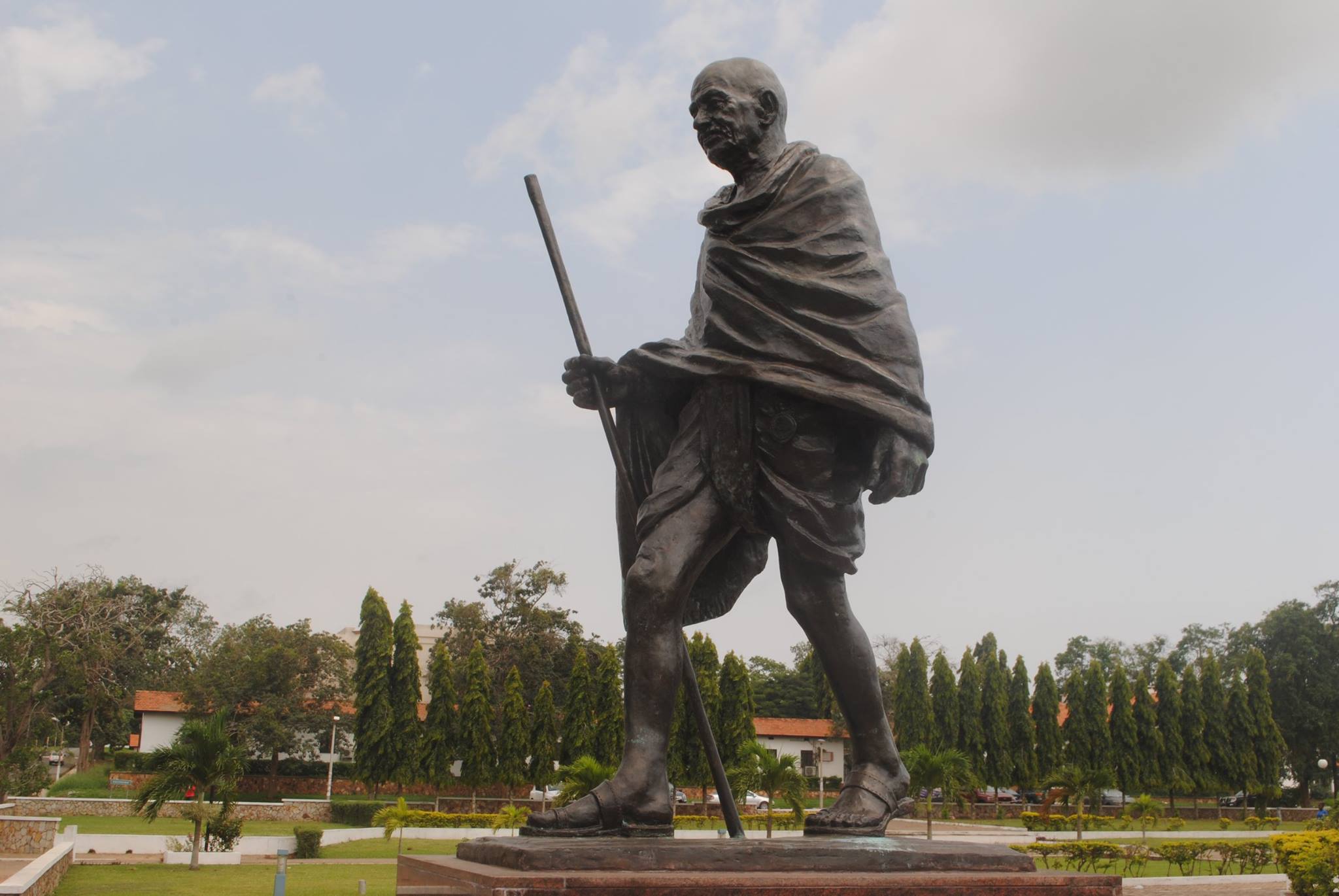 घाना विश्वविद्यालय में लगी महात्मा गांधी की प्रतिमा. (फोटो साभार: फेसबुक/ Sajith Sukumaran)