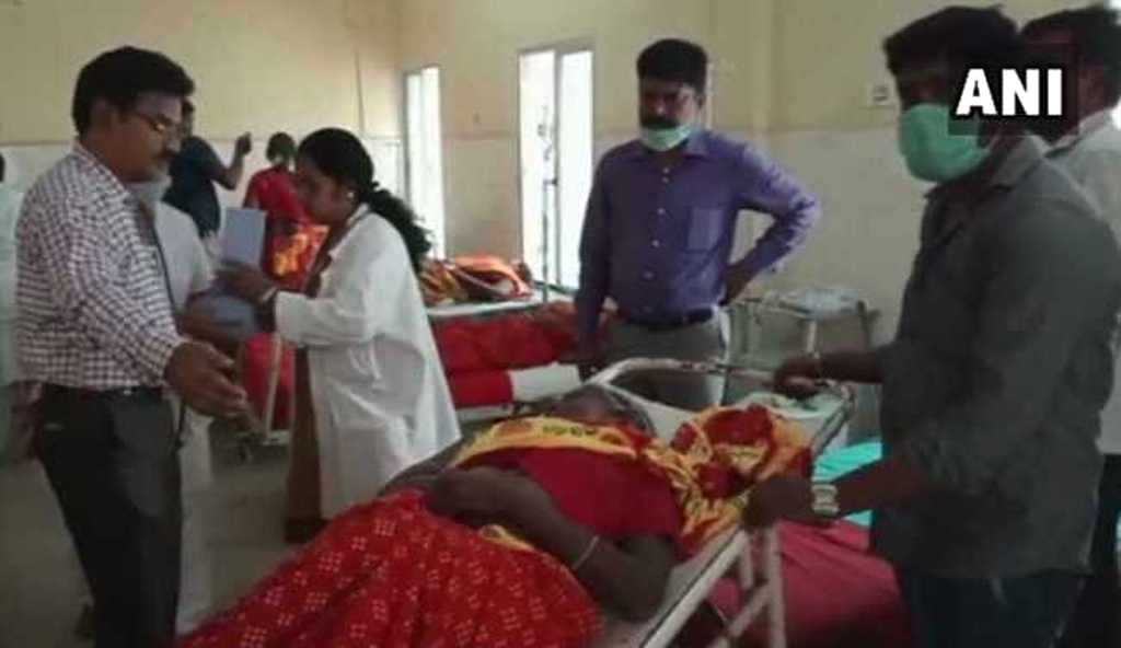 कर्नाटक के चामराजनगर ज़िले में प्रसाद खाने के बाद बीमार लोगों को अस्पताल में भर्ती कराया गया है. (फोटो साभार: एएनआई)
