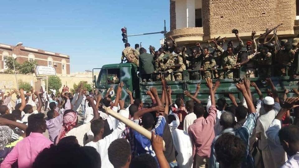 सूडान में महंगाई बढ़ने के बाद कई शहर में लोग सरकार के ख़िलाफ़ सड़कों पर उतर आए हैं. (फोटो साभार: ट्विटर/@MAbubakrs)