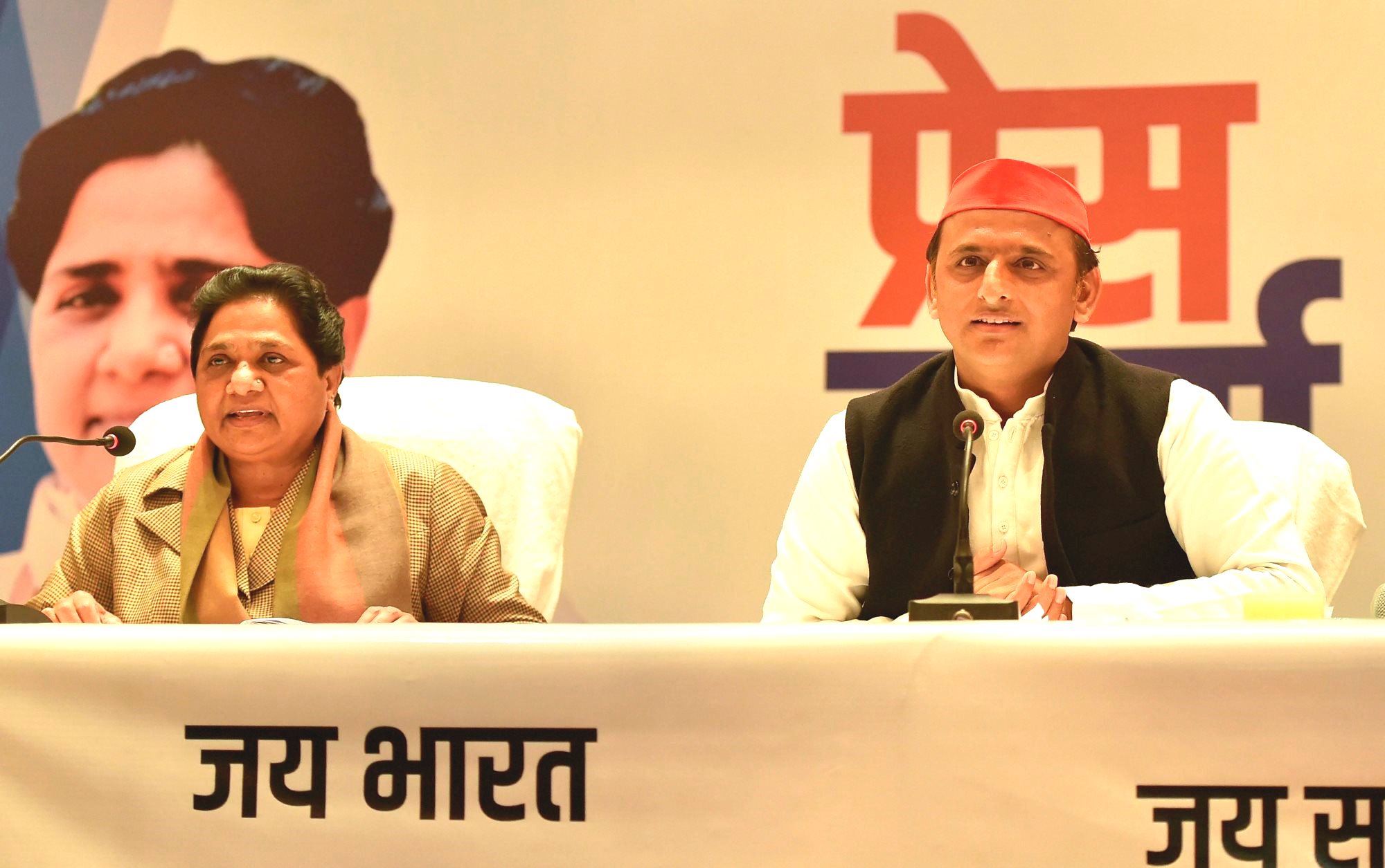 Lucknow: BSP supremo Mayawati and Samajwadi Party chief Akhilesh Yadav during a joint press conference in Lucknow on Saturday, Jan 12, 2019. (PTI Photo/Nand Kumar) (PTI1_12_2019_000048B)
