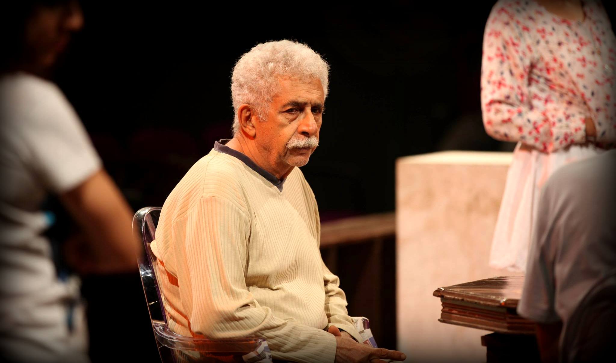 एक नाटक के दौरान नसीरुद्दीन शाह (फोटो साभार: फेसबुक/Motley Theater)