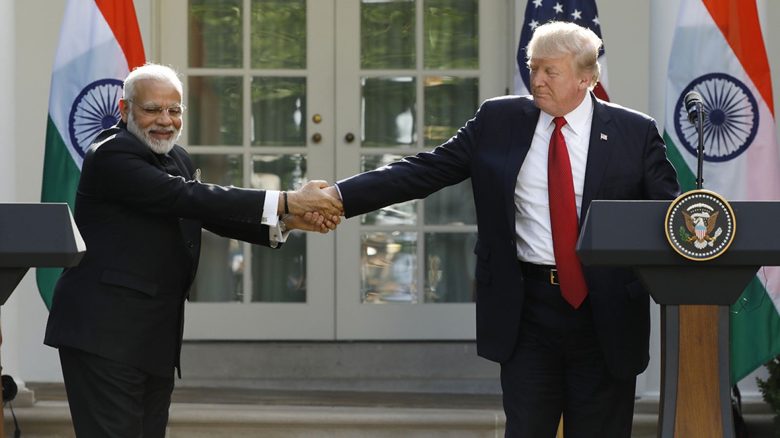 अमेरिकी राष्ट्रपति डोनाल्ड ट्रम्प के साथ भारतीय प्रधानमंत्री नरेंद्र मोदी (फाइल फोटो: रॉयटर्स)