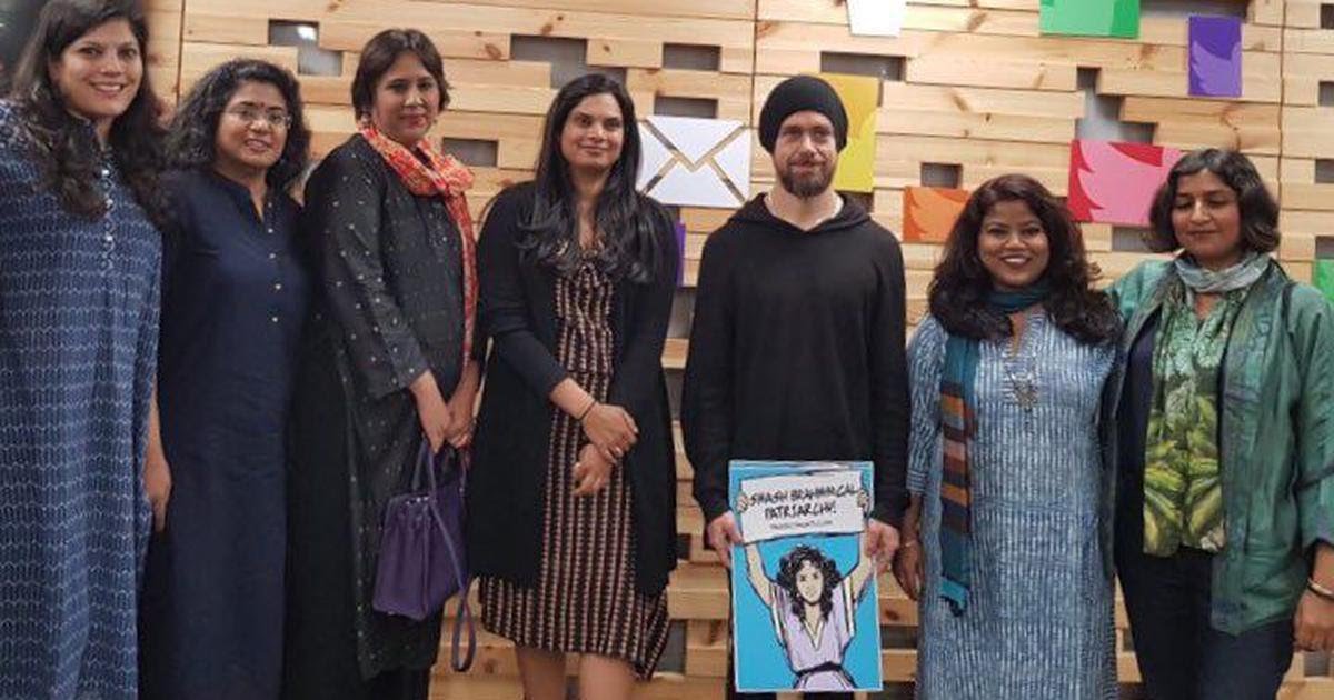 पोस्टर के साथ ट्विटर के सीईओ जैक डोर्सी. (फोटो साभार: ट्विटर)