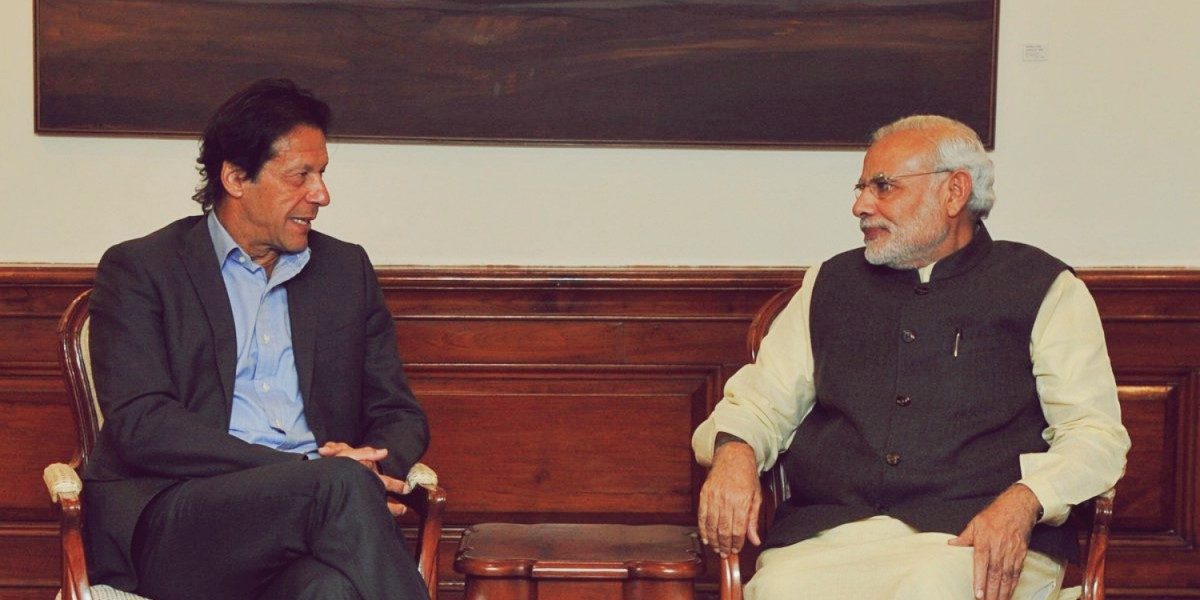 पाकिस्तान के प्रधानमंत्री इमरान खान के साथ प्रधानमंत्री नरेंद्र मोदी. (फोटो: ट्विटर)