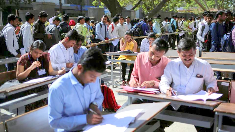 Job seekers fill up forms for registration in Chinchwad, India, February 7, 2019 (Danish Siddiqui / REUTERS)