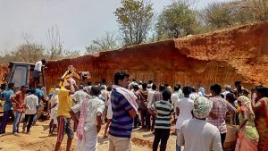 **BEST QUALITY AVAILABLE** Narayanpet: People gather at the site where many labourers reportedly died after a mound of earth collapsed on them, at Narayanpet district, Telangana, Wednesday, April 10, 2019. (PTI Photo)(PTI4_10_2019_000049B)