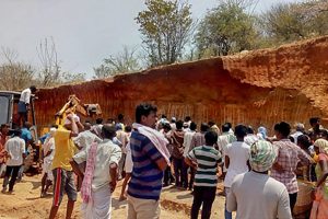 **BEST QUALITY AVAILABLE** Narayanpet: People gather at the site where many labourers reportedly died after a mound of earth collapsed on them, at Narayanpet district, Telangana, Wednesday, April 10, 2019. (PTI Photo)(PTI4_10_2019_000049B)