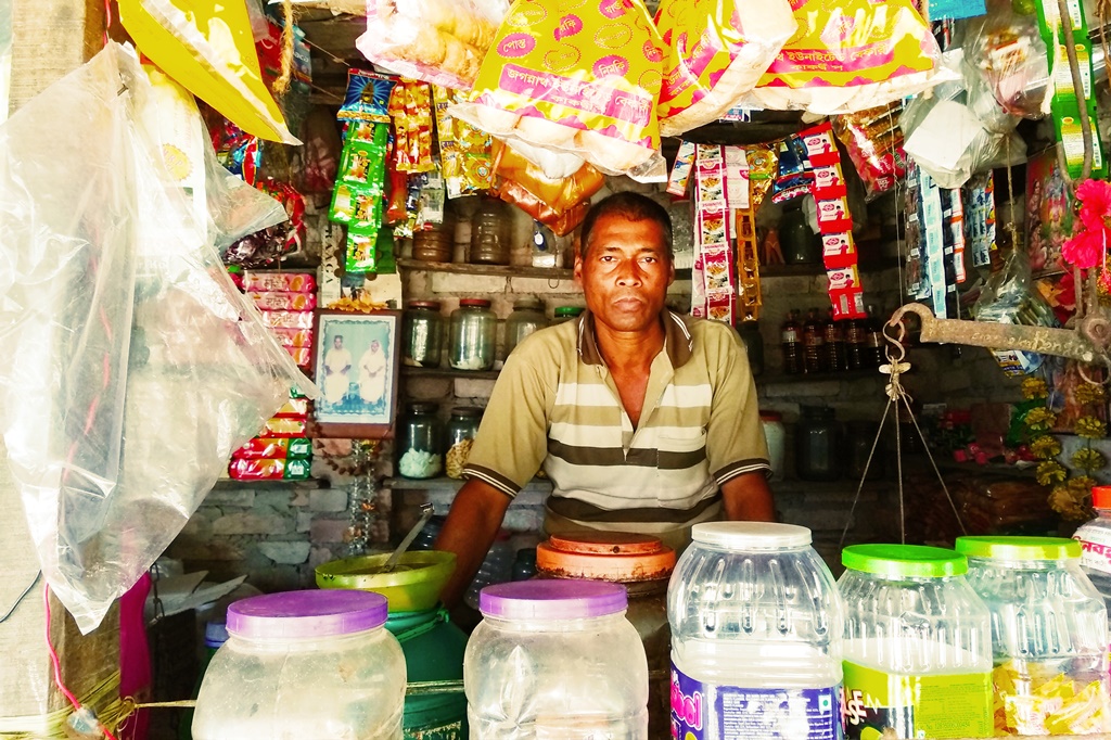 निताई घड़ाई के दादा की 70 बीघा जमीन थी. पूरी जमीन नदी के कटाव की भेंट चढ़ गई. (फोटो: उमेश कुमार राय)