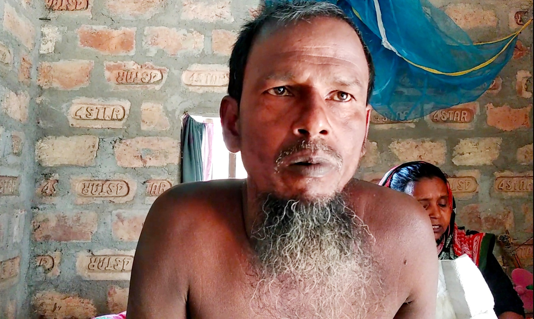 शमशुल साहा तीन-चार महीने केरल में मजदूरी करते हैं और बरसात में अपने घर लौट कर मछलियां पकड़ते हैं. (फोटो: उमेश कुमार राय)