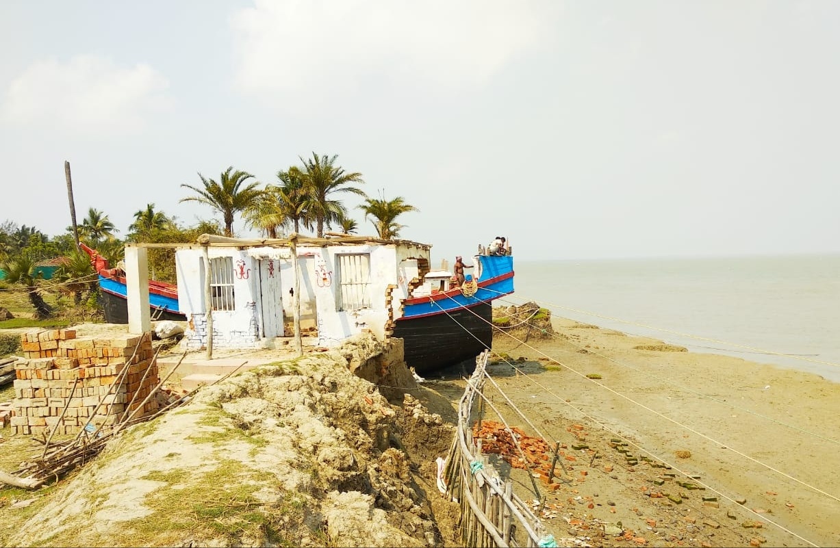 नदी के कटाव के कारण घोड़ामारा द्वीप पर स्थित शीतला मंदिर का एक हिस्सा पूरी तरह ढह चुका है. (फोटो: उमेश कुमार राय)