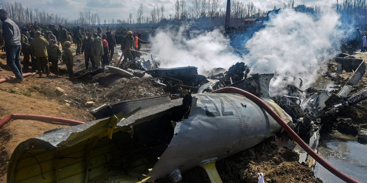 27 फरवरी को जम्मू कश्मीर के बड़गाम में दुर्घटनाग्रस्त भारतीय वायुसेना के एमआई-17 हेलीकॉप्टर का मलबा. (फोटो: पीटीआई)