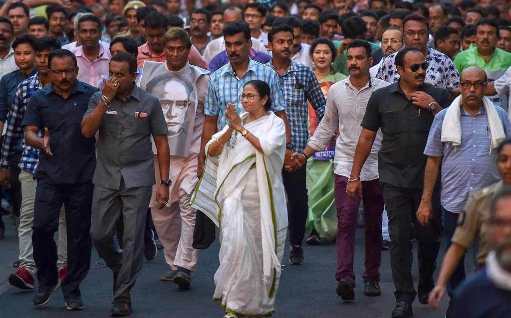 कोलकाता में समाज सुधारक ईश्वर चंद्र विद्यासागर की प्रतिमा तोड़े जाने के विरोध में पश्चिम बंगाल की मुख्यमंत्री ममता बनर्जी ने बुधवार को मार्च निकाला. (फोटो: पीटीआई)