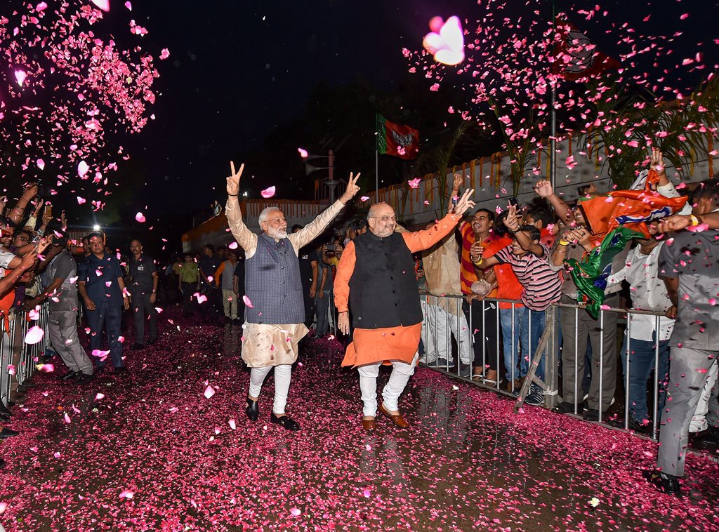 लोकसभा चुनाव रुझानों में भाजपा गठबंधन का बढ़त मिलने के बाद नई दिल्ली स्थित पार्टी मुख्यालय पर प्रधानमंत्री नरेंद्र मोदी और पार्टी अध्यक्ष अमित शाह. (फोटो: पीटीआई)