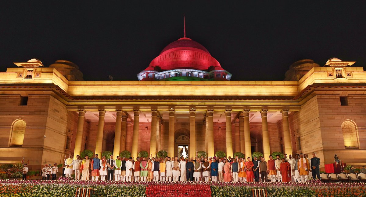 30 मई को राष्ट्रपति भवन में शपथ ग्रहण के बाद प्रधानमंत्री नरेंद्र मोदी का मंत्रिमंडल. (फोटो साभार: एएनआई)