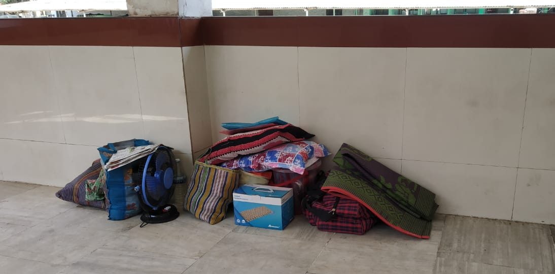 पीड़िता की मौत के बाद अस्पताल में रखा उनका सामान. (फोटो: आनंद दत्ता)