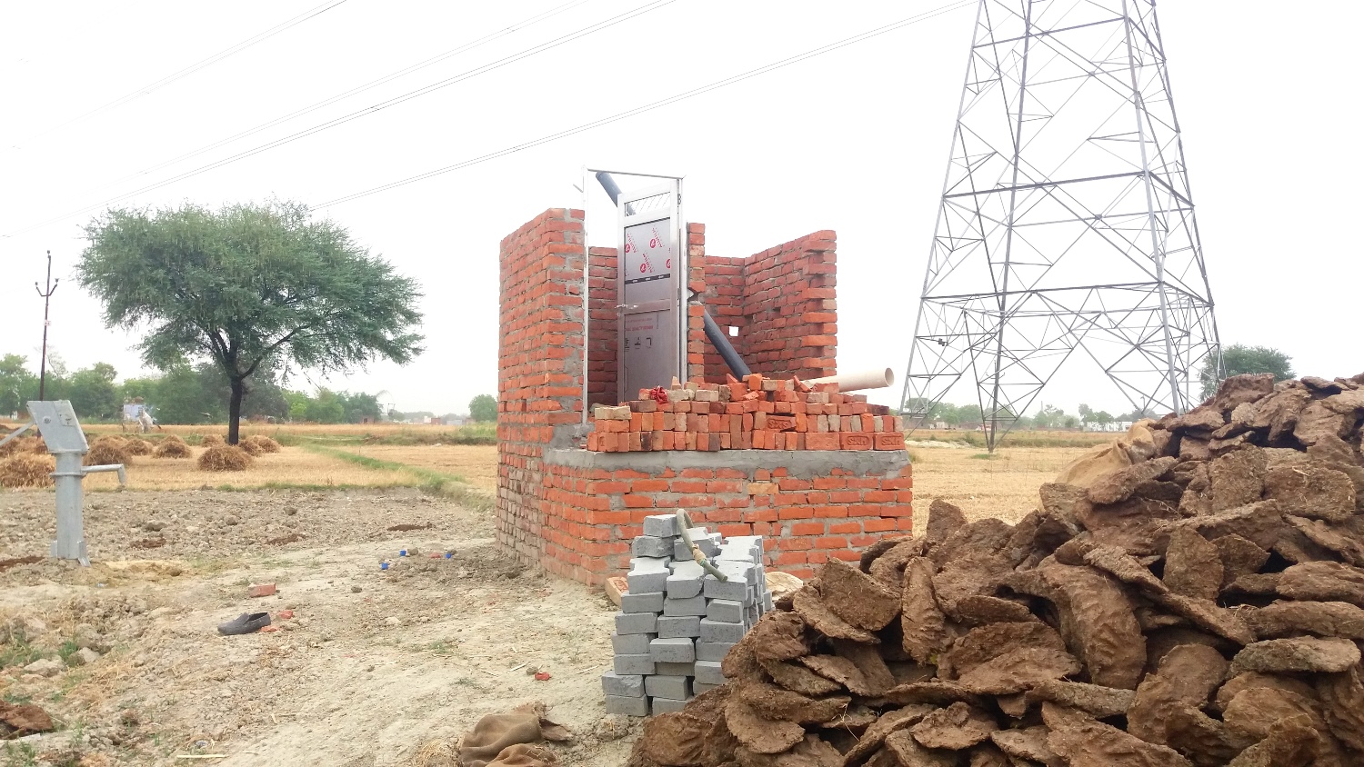 शहीद के घर ग्रामीणों द्वारा लगवाया गया हैंडपंप और निर्माणाधीन शौचालय (फोटो: रिज़वाना तबस्सुम)